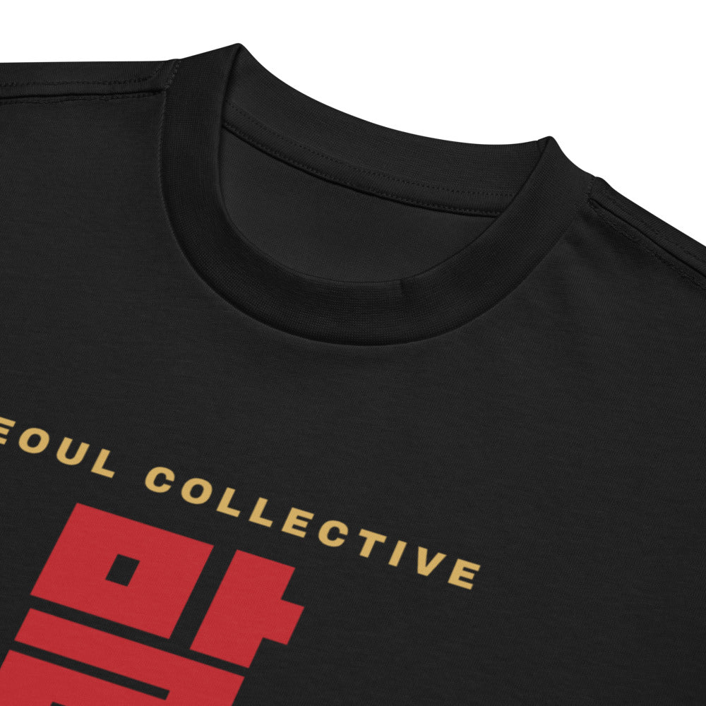 Close-up of the SEOUL COLLECTIVE wordmark, red 말 print and collar